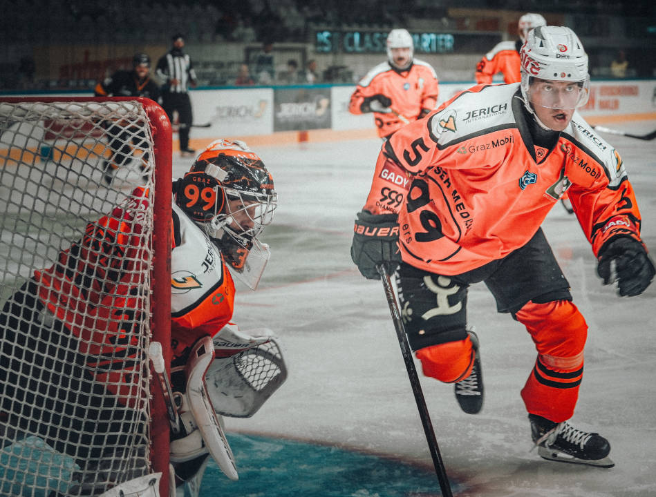 Eine Mannschaft spielt Eishockey.