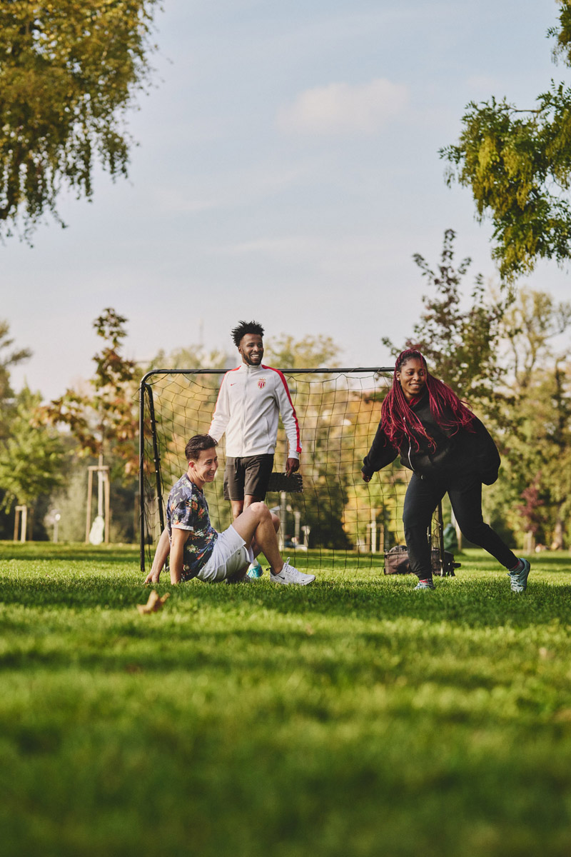 Gruppe beim Fussballspielen